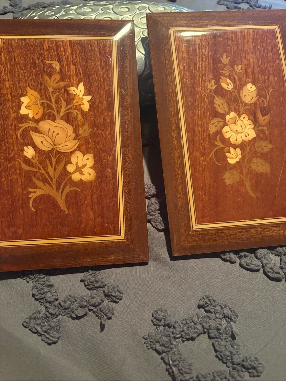 Vintage lacquerŴ in laid wood plaques, Italy